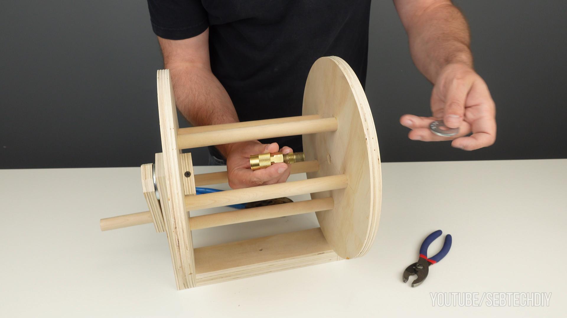 diy_wooden_air_hose_reel_from_plywood-2G.jpg