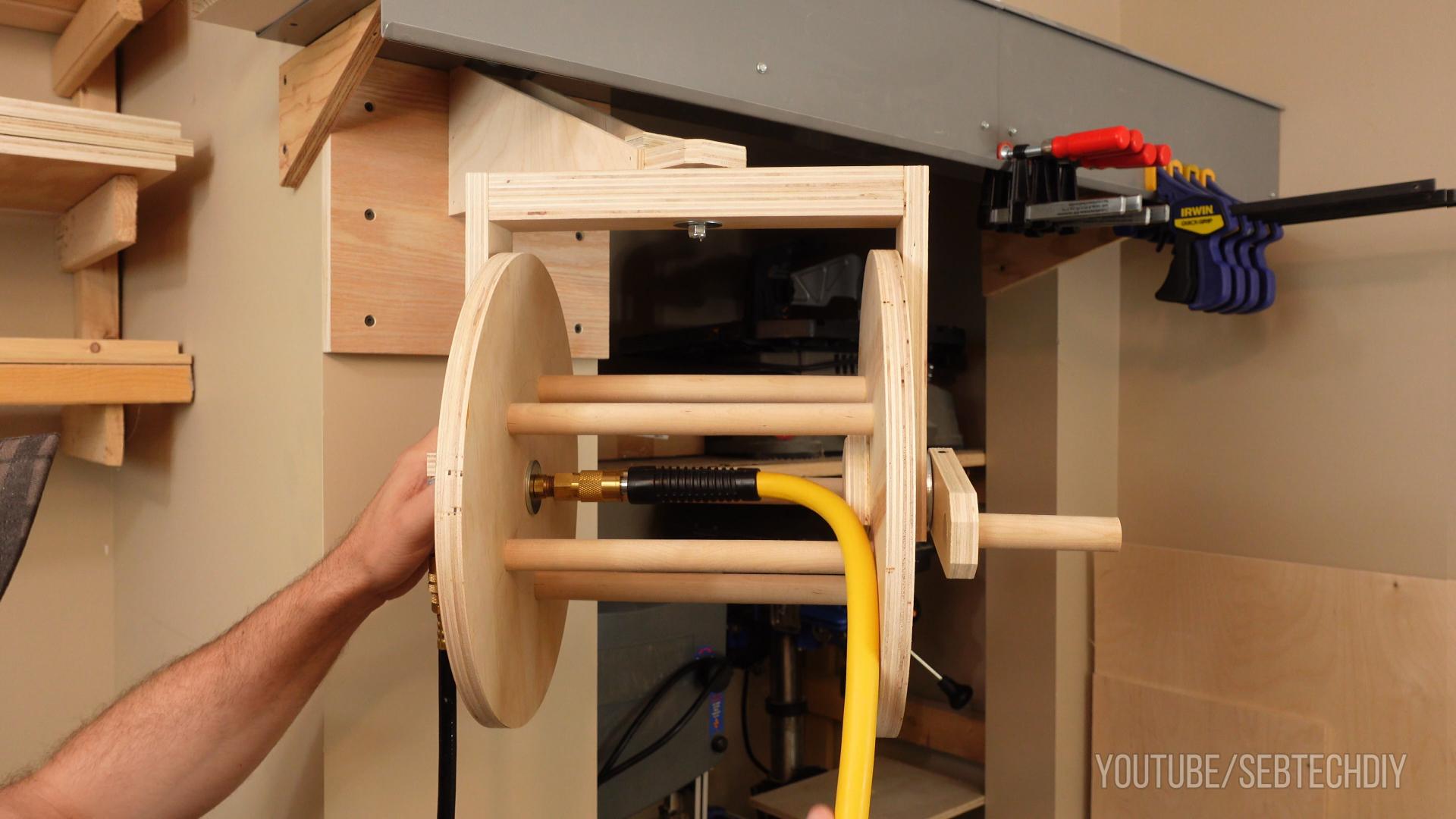 diy_wooden_air_hose_reel_from_plywood-2T.jpg