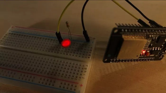 esp32-PWM-dim-an-led(1).jpg