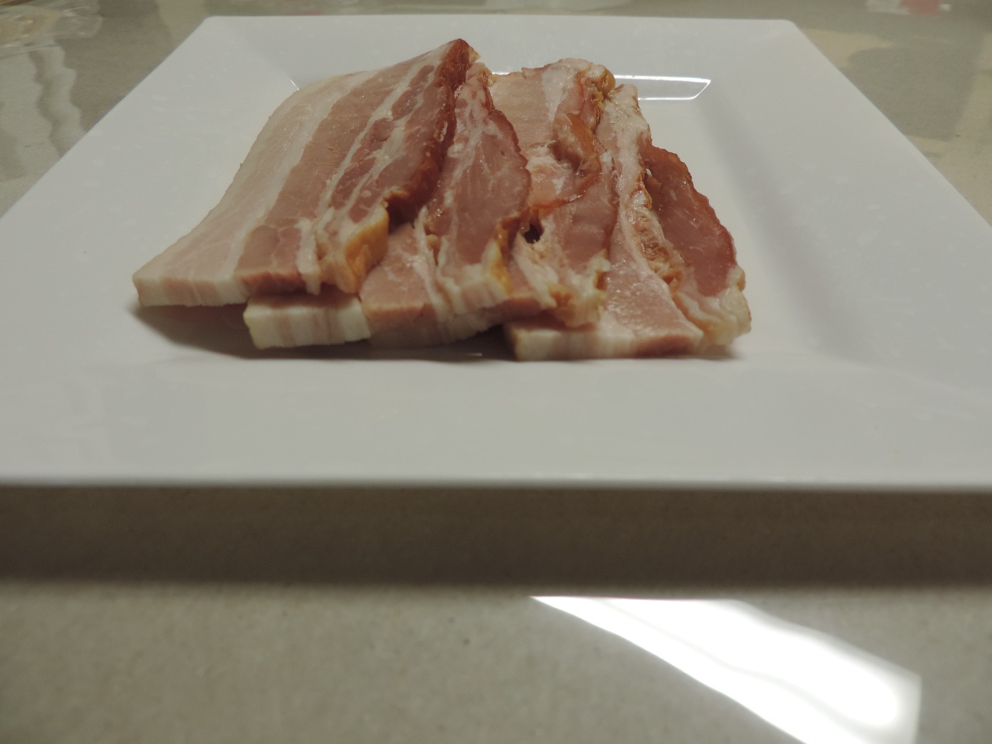 file BACON on white plate.jpg