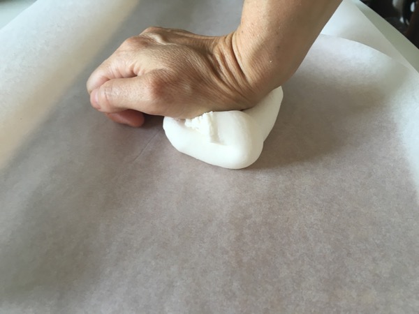 fondant knead.jpg