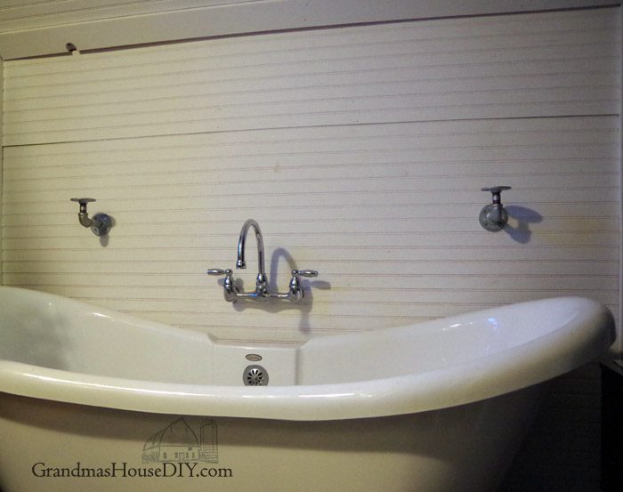 galvanized-pip-shelf-bathroom-diy-700x553.jpg