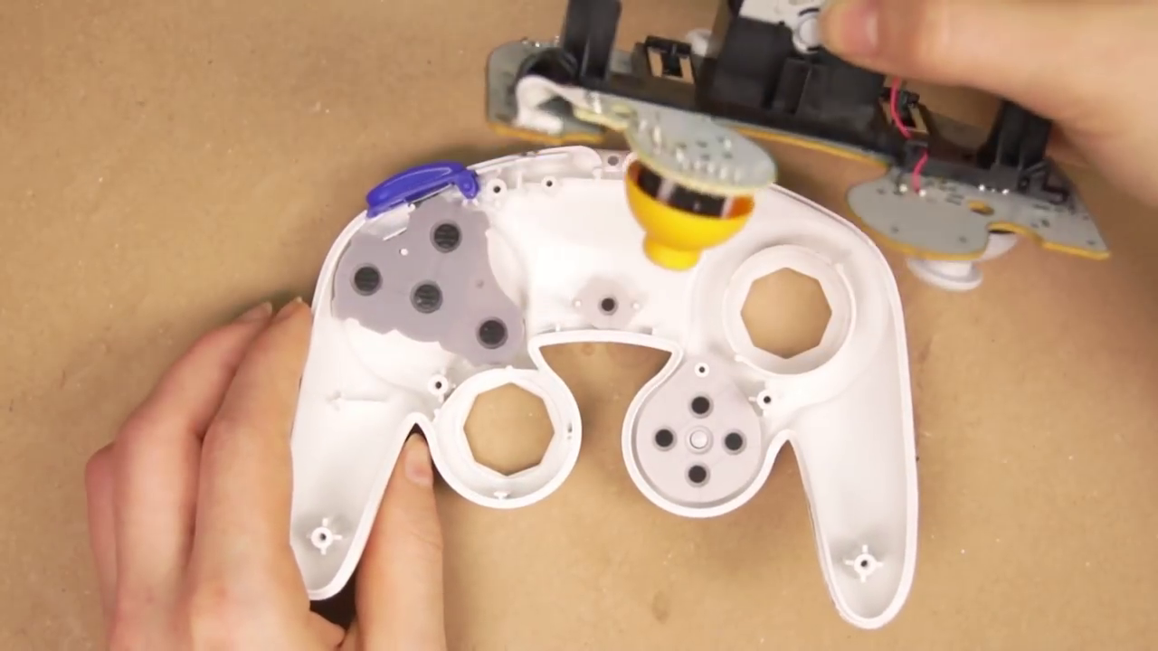 gamecube-controller-glossy-airbrush-spray-paint-mod-custom-2017-03-13-18h38m00s76.png