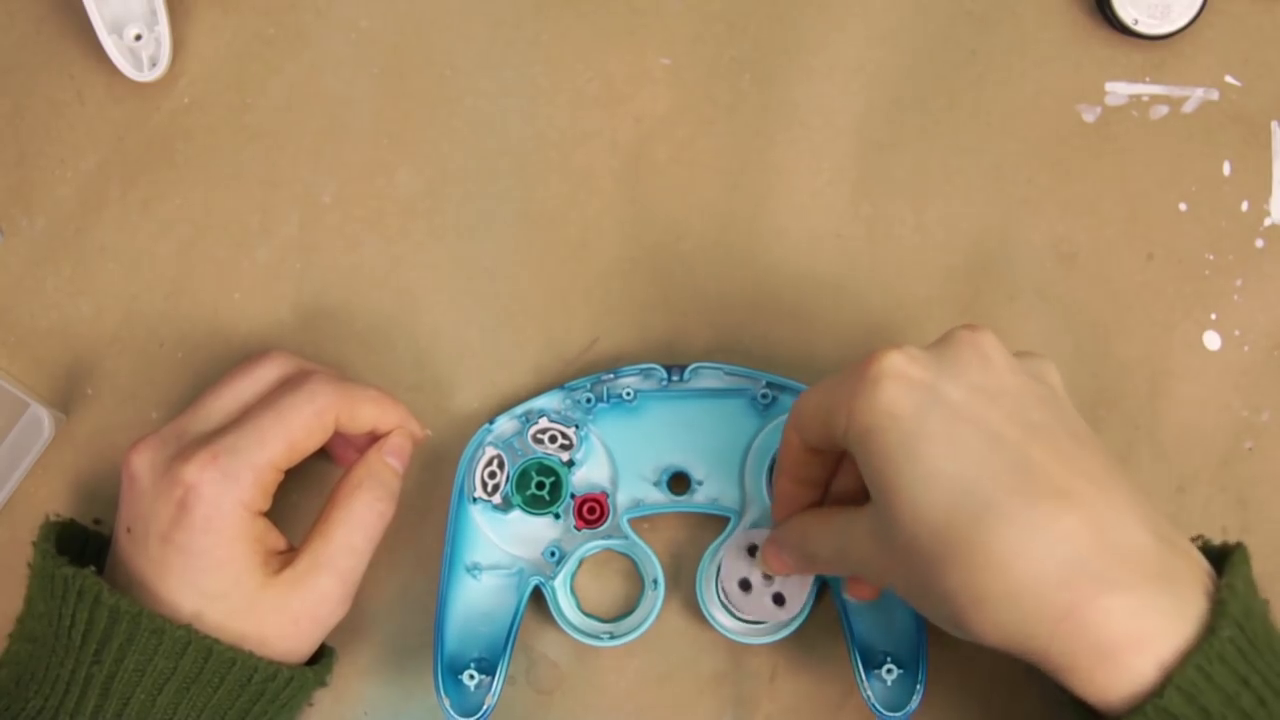 gamecube-controller-glossy-airbrush-spray-paint-mod-custom-2017-03-13-18h42m35s13.png