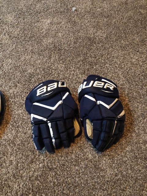 hockey gloves.JPG