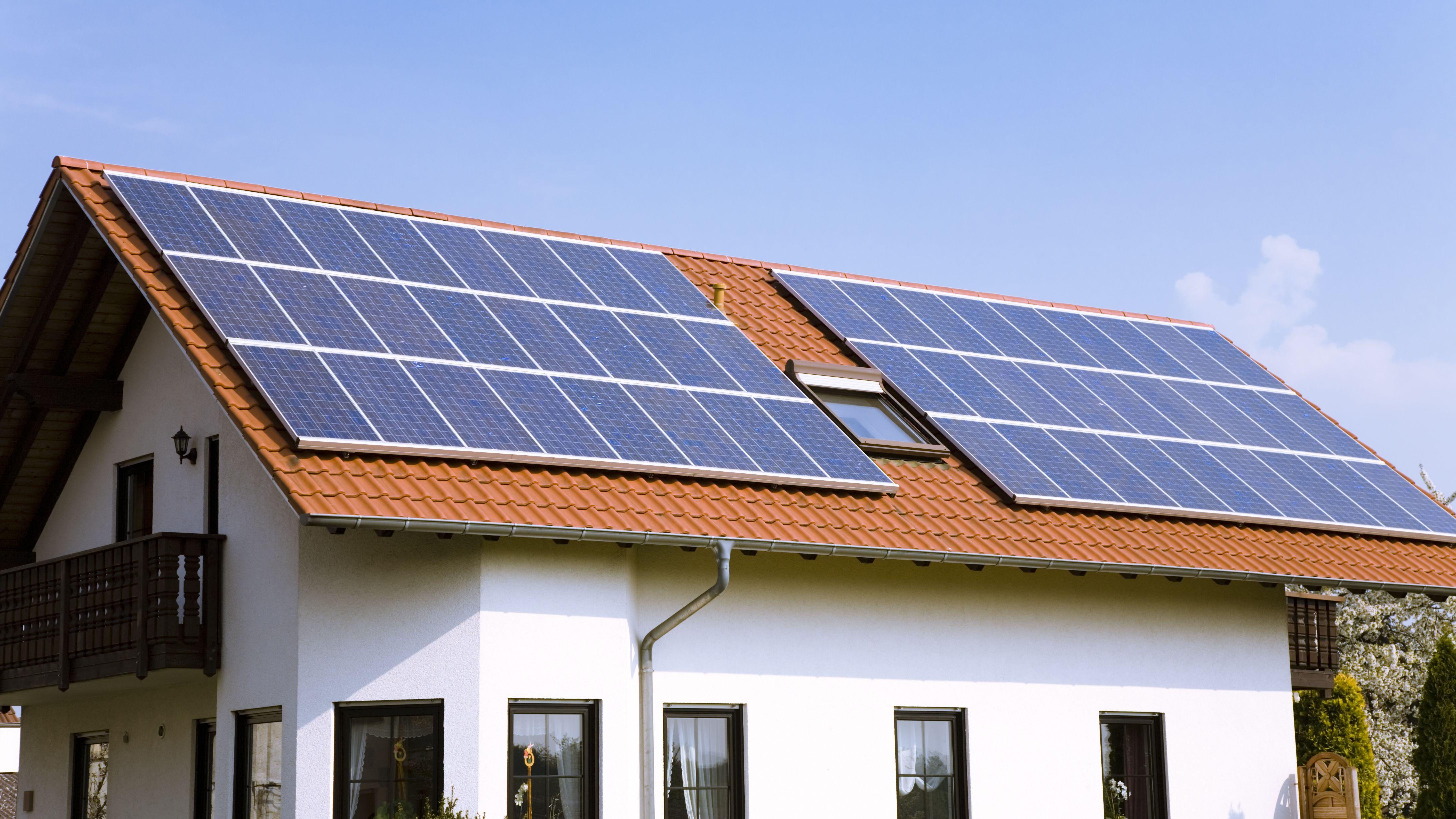 house-with-solar-panels-174673282-ab883d486cb043a985efd2f5020381d0.jpg