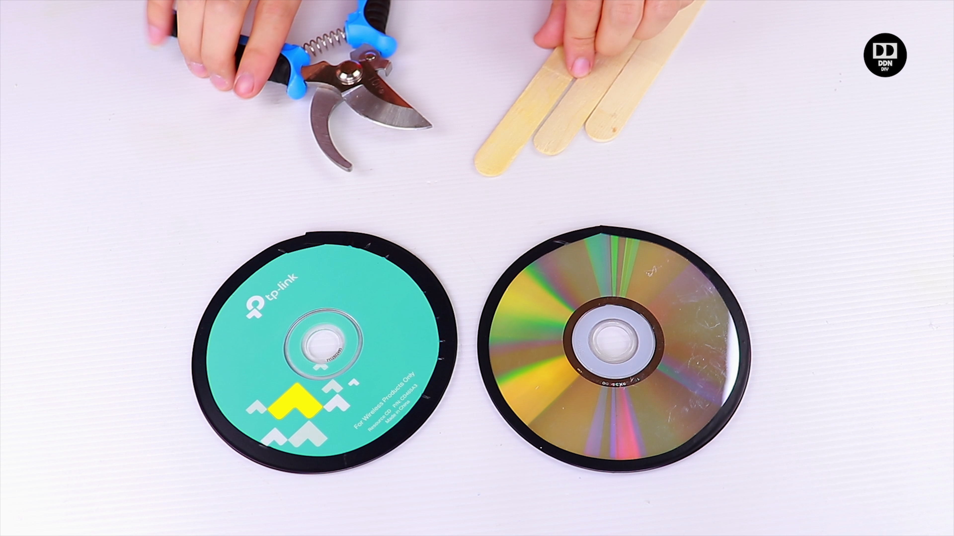 how to make an auto race car using a CD.mp4_snapshot_01.29_[2020.04.19_22.04.59].png