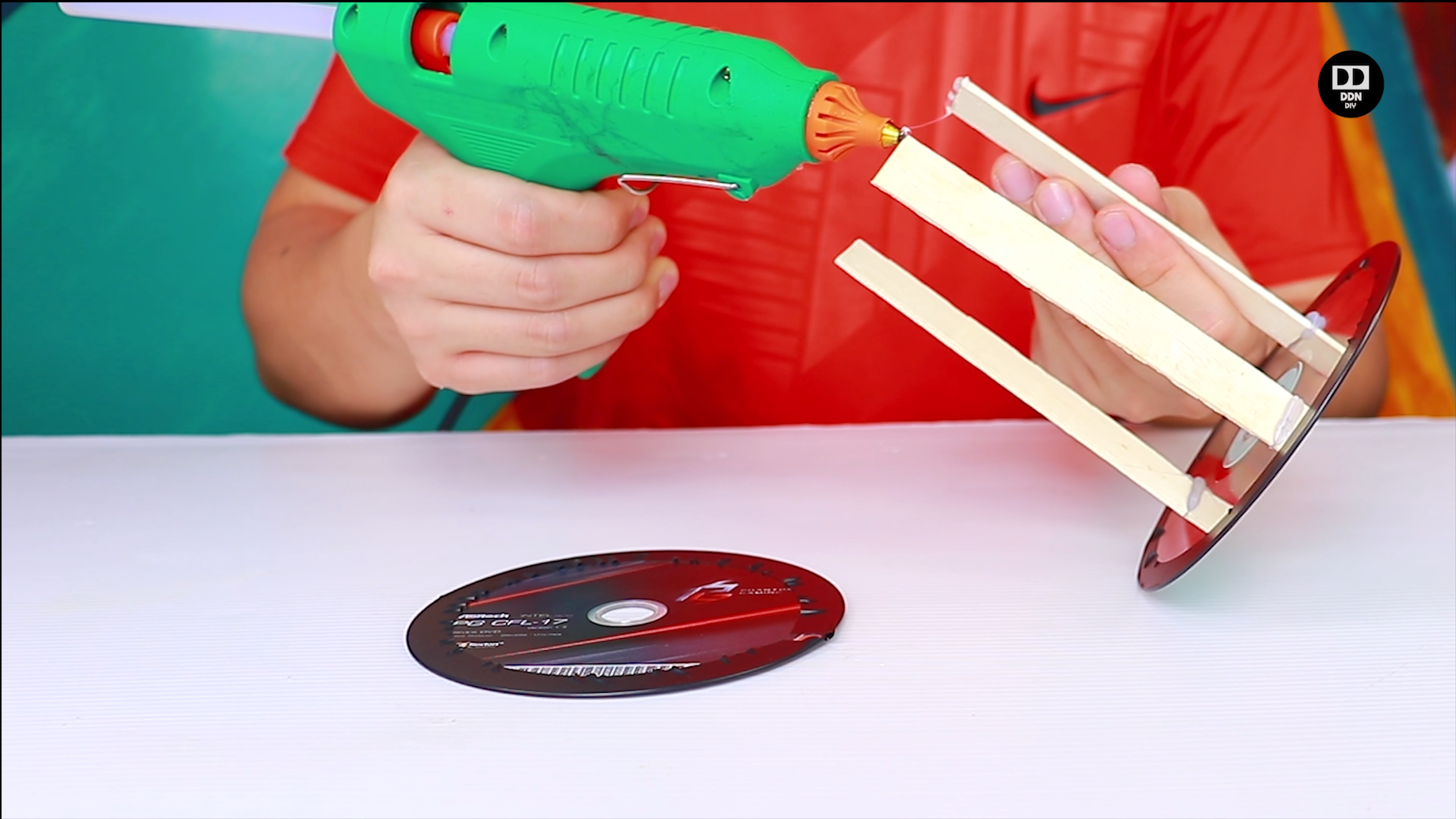 how to make an auto race car using a CD.mp4_snapshot_01.51_[2020.04.19_22.05.32].png