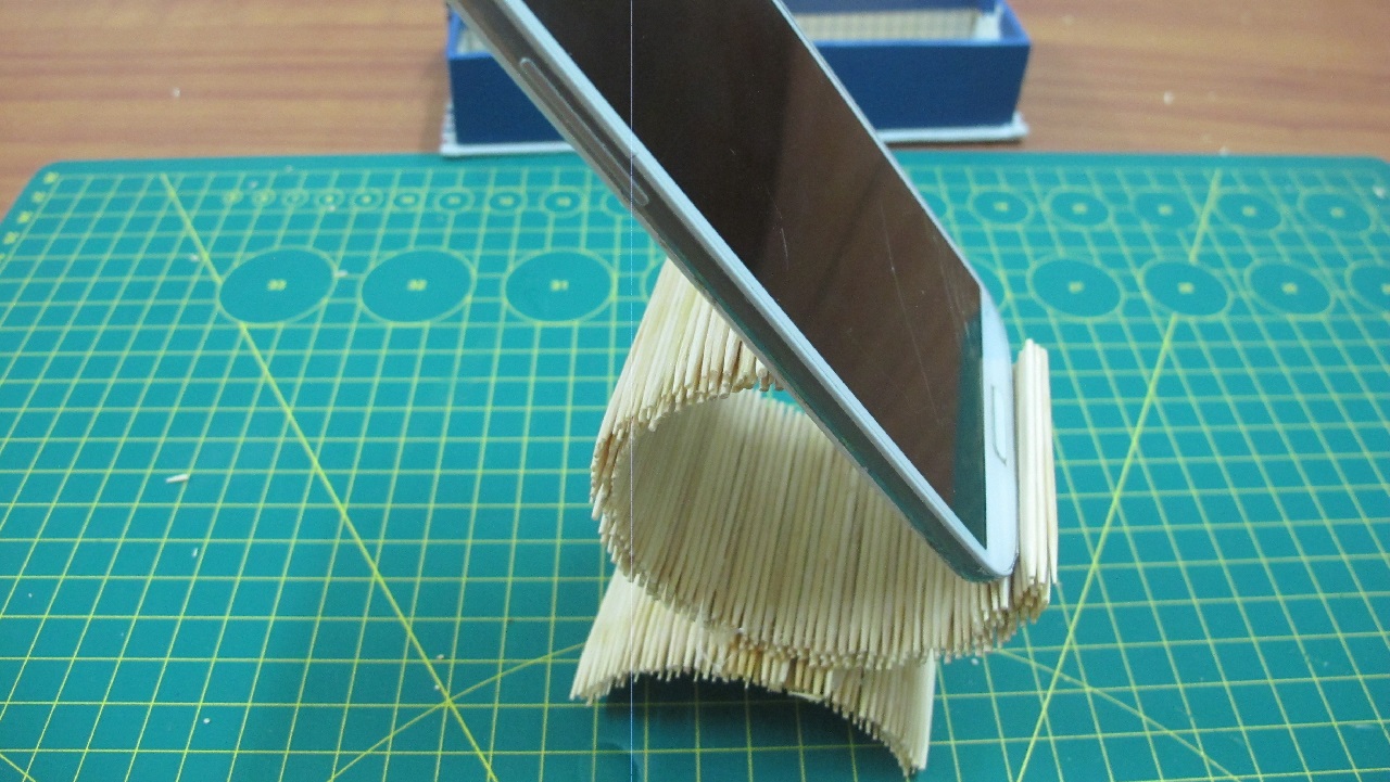 how to make cell phone holder using toothpick  life hack with toothpick.JPG