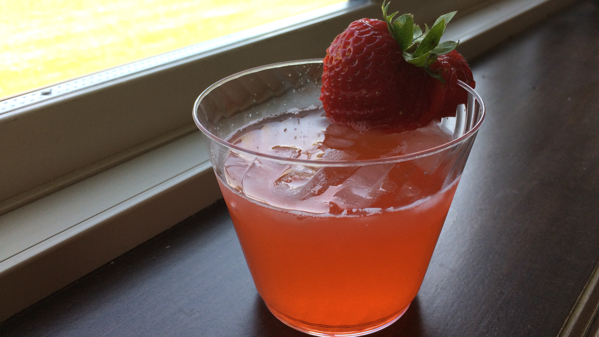 how to make sparkling strawberry lemonade easy lemonade recipe.jpg