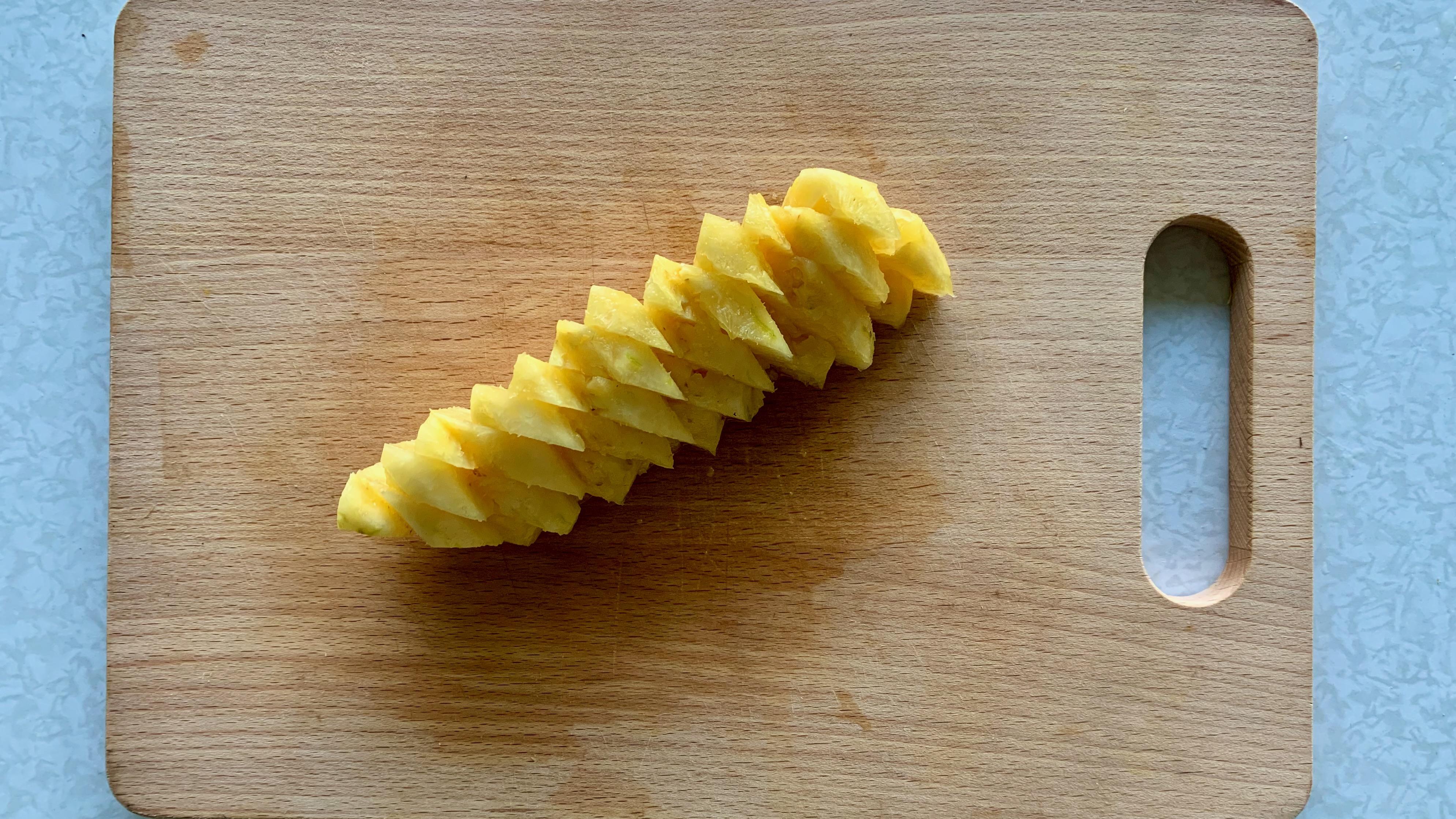 how-to-cut-a-pineapple-13.jpeg