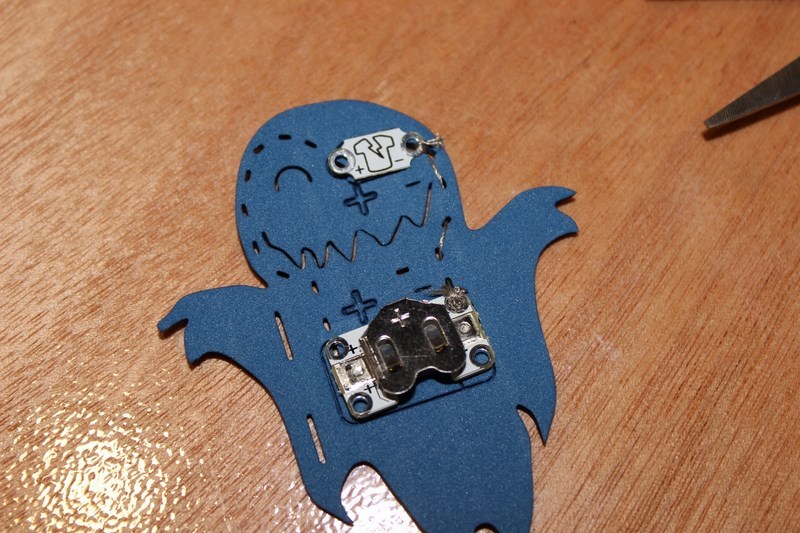 how_to_make_a_sewable_halloween_led_badge_800_07.jpg