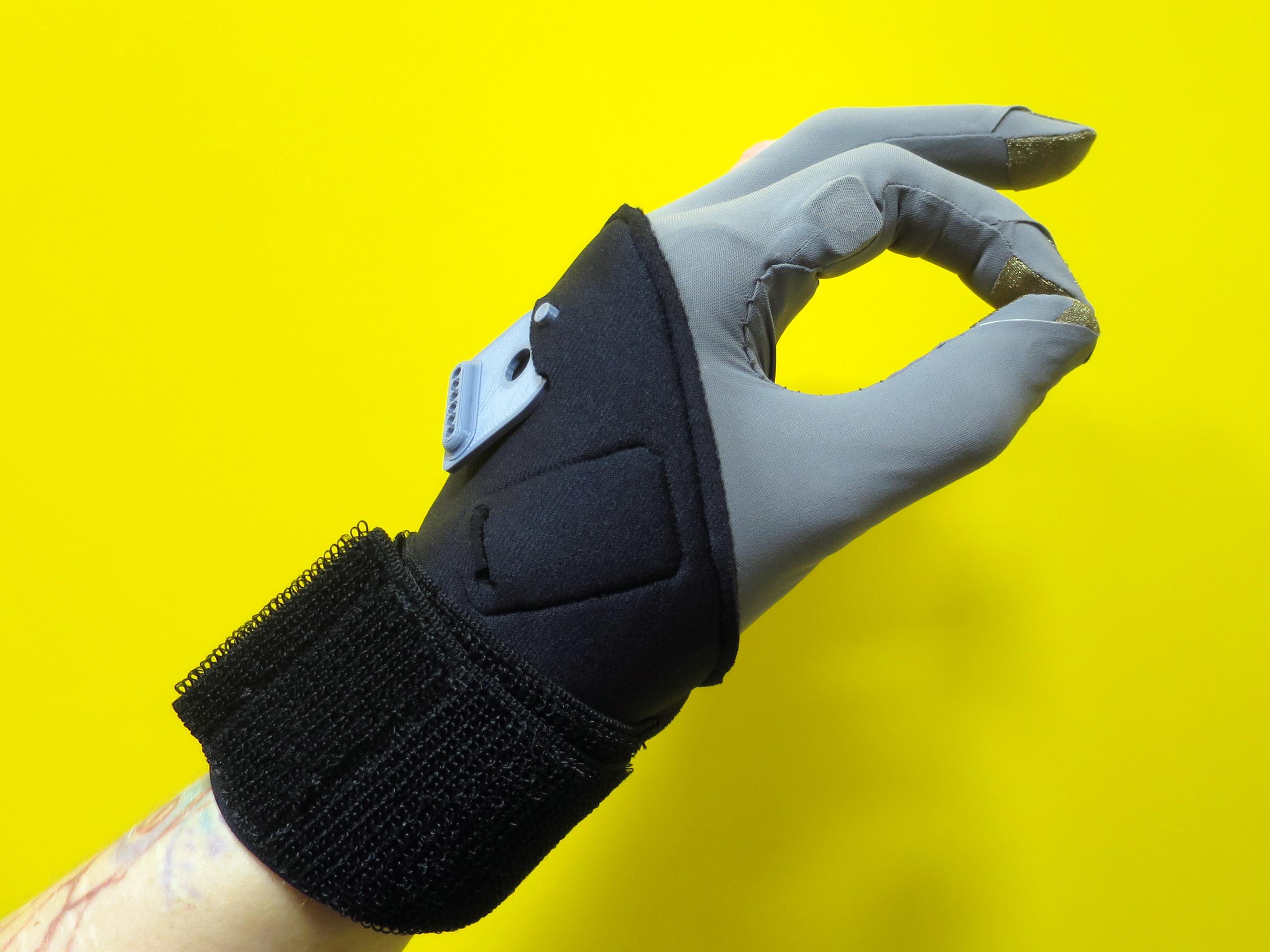 hybrid-vr-gloves-pinch.JPG