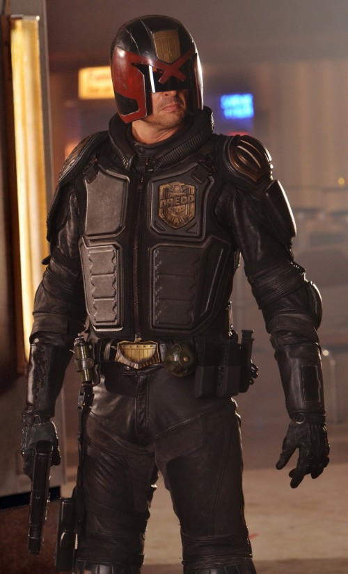 karl-urban-dredd-full-body-500x826.jpg