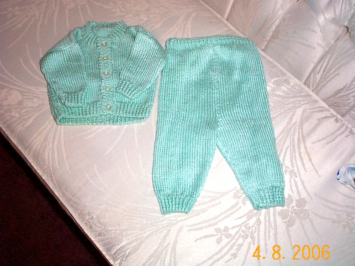 knitted green outfit (baby).jpg