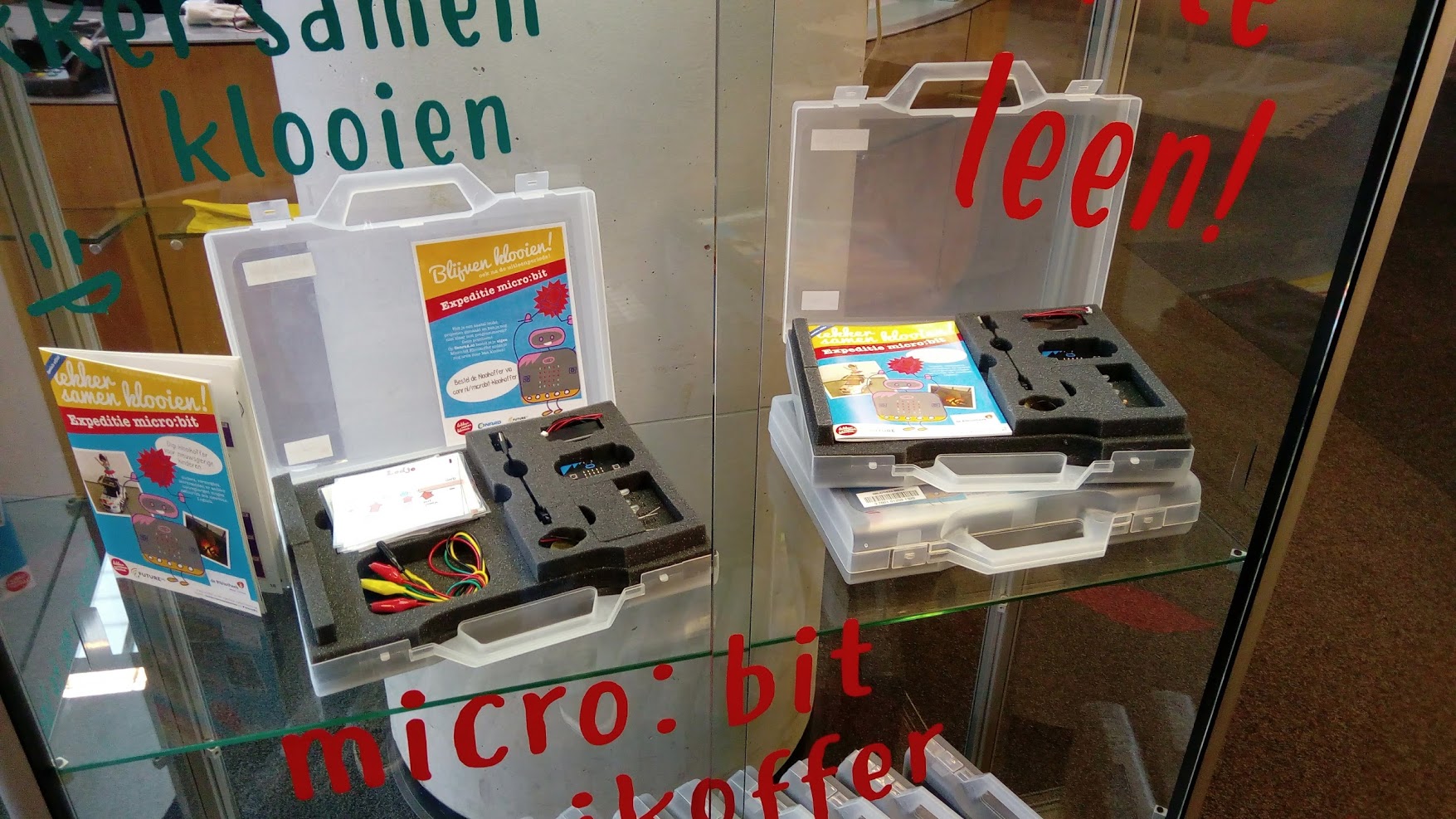 koffers in vitrine.jpg