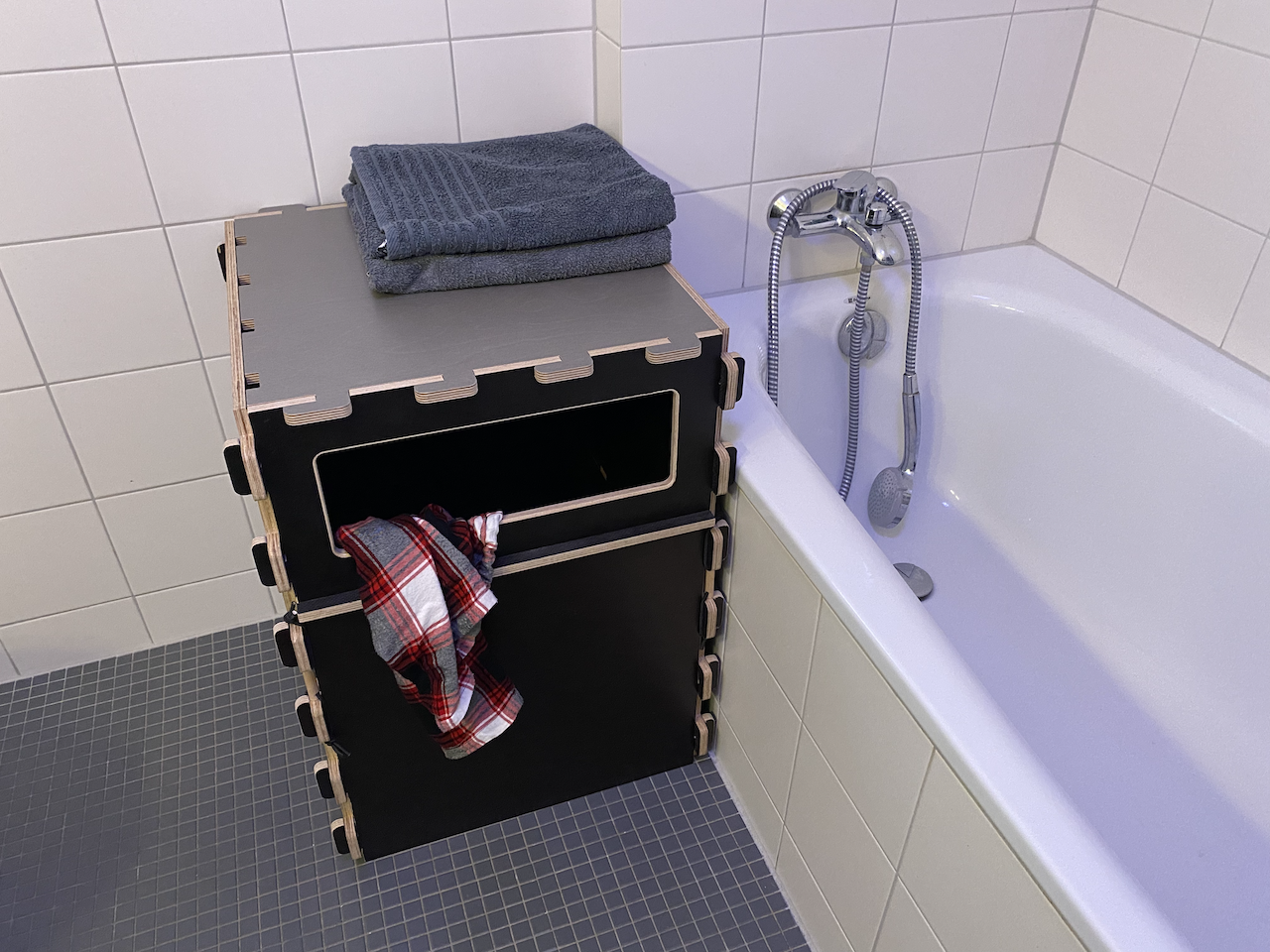 laundry_box_with_accessoryies_bg.png