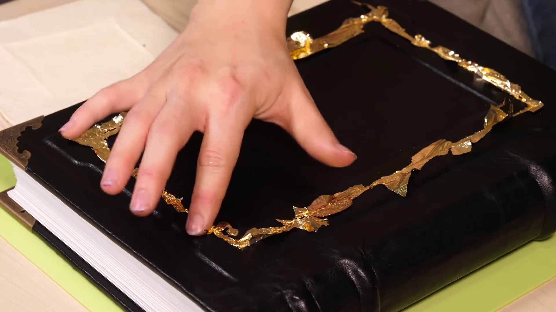 leather-book-tome-sketchbook-notebook-homemade-diy-journal-bookbinding-grimoire-2018-10-22-11h32m57s527.png
