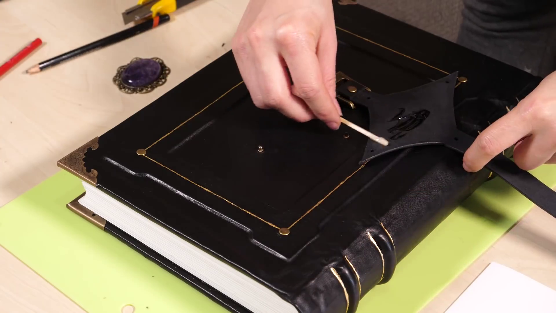 leather-book-tome-sketchbook-notebook-homemade-diy-journal-bookbinding-grimoire-2018-10-22-11h36m03s679.png