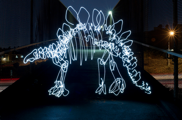 light-fossils-dinosaures-light-painting-13.png