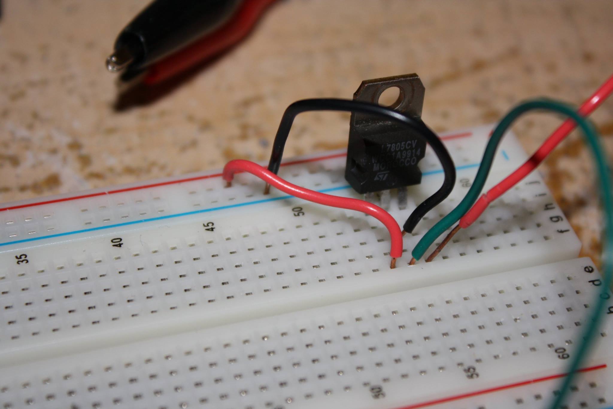 lm7805_breadboard_setup_closeup.jpg