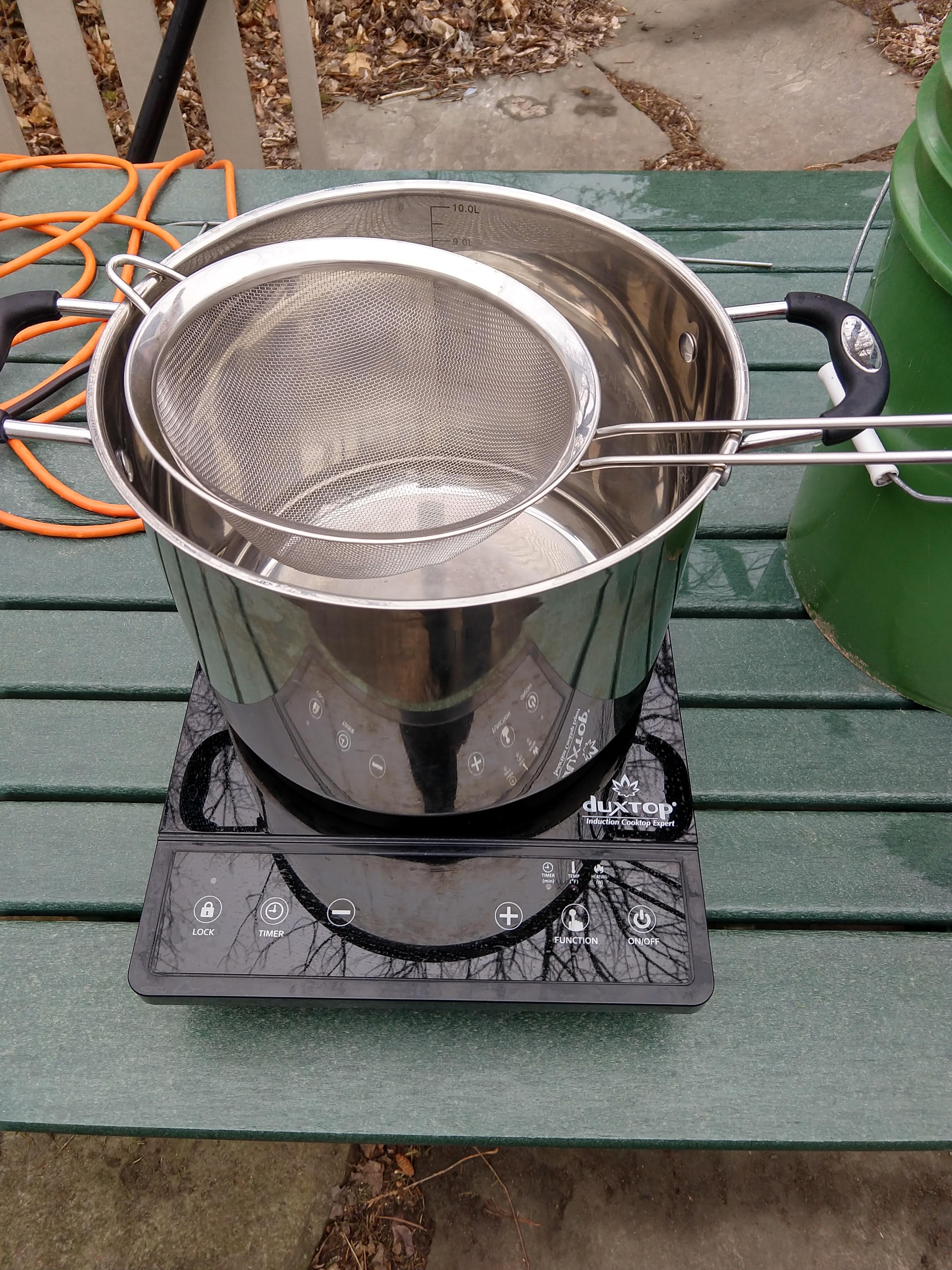 maple-sap-pouring-into-pot_HDR.jpg