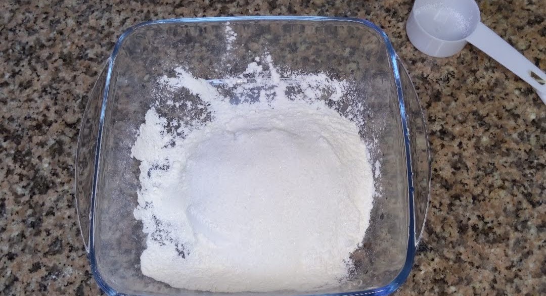 mix the rice flour and sugar.jpg