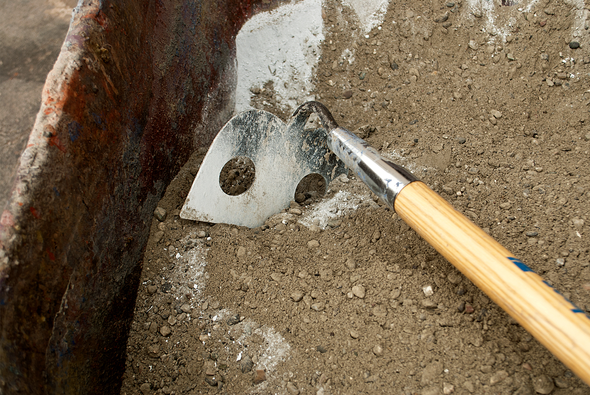 mixing_concrete_wheelbarrow_02.jpg