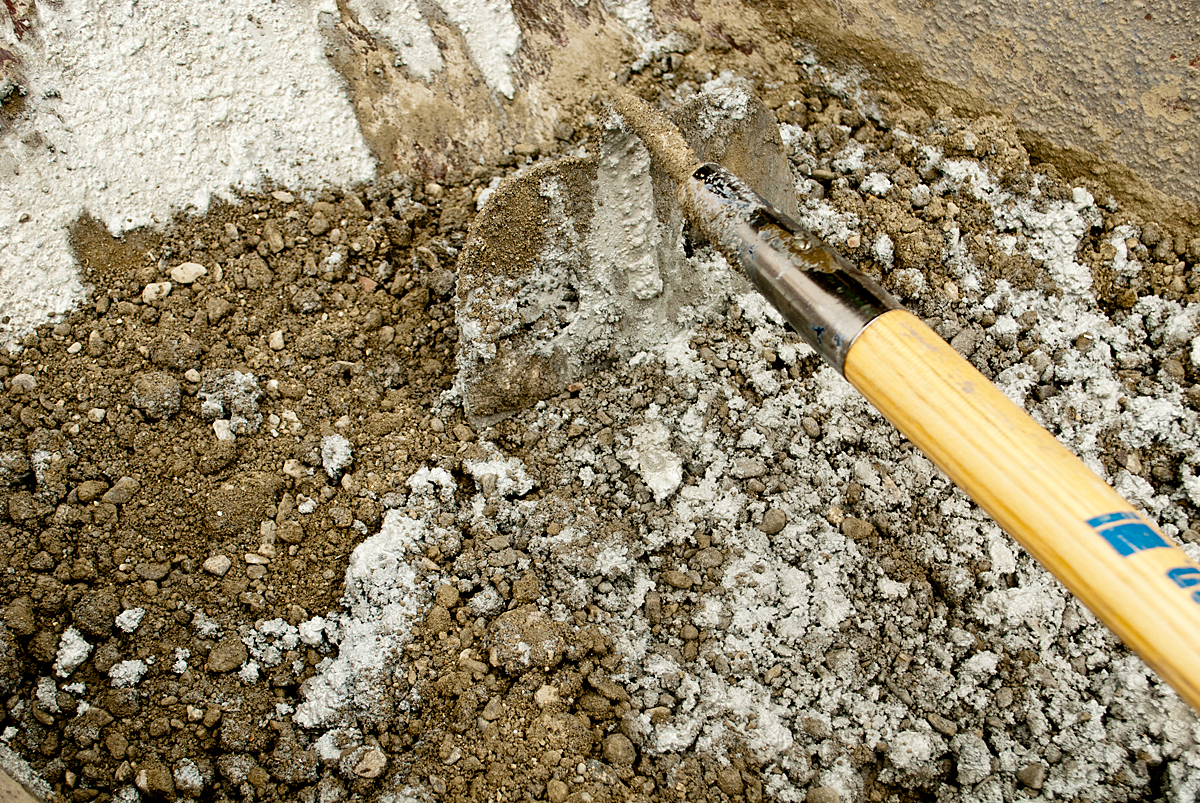 mixing_concrete_wheelbarrow_04.jpg