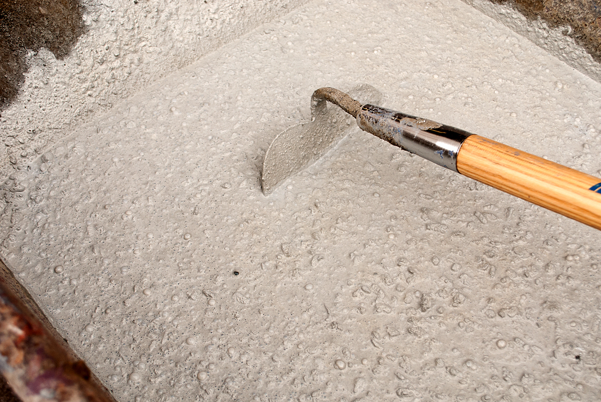 mixing_concrete_wheelbarrow_05.jpg