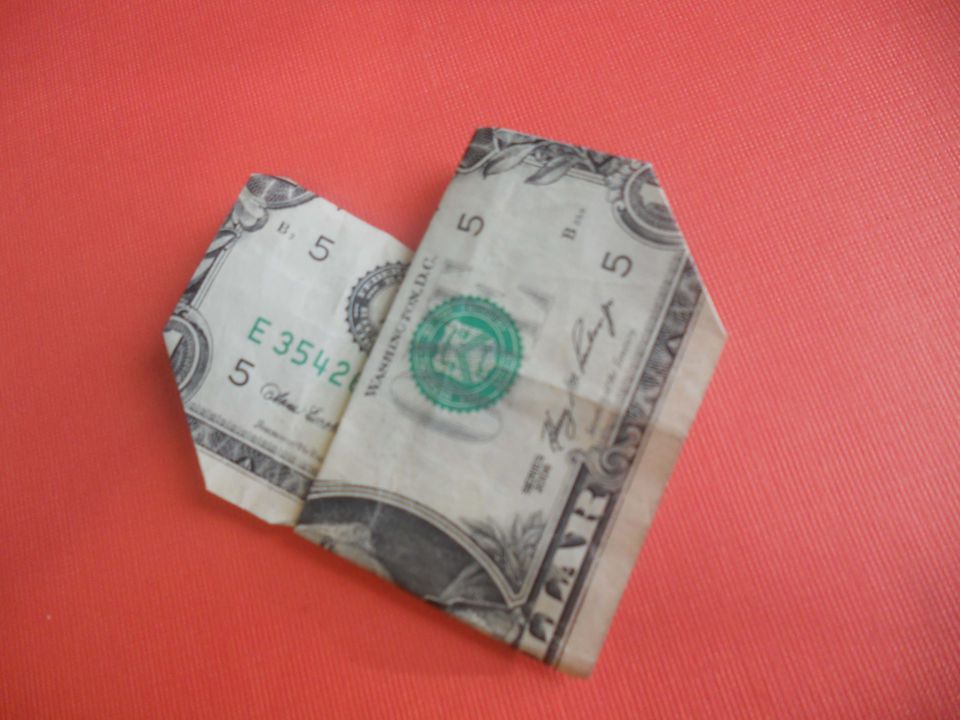 money-origami-heart-5-56a6d5075f9b58b7d0e504bc.JPG