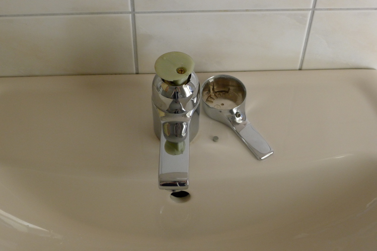 openproducts_-_mixer_tap_arm_screwed_off.jpg