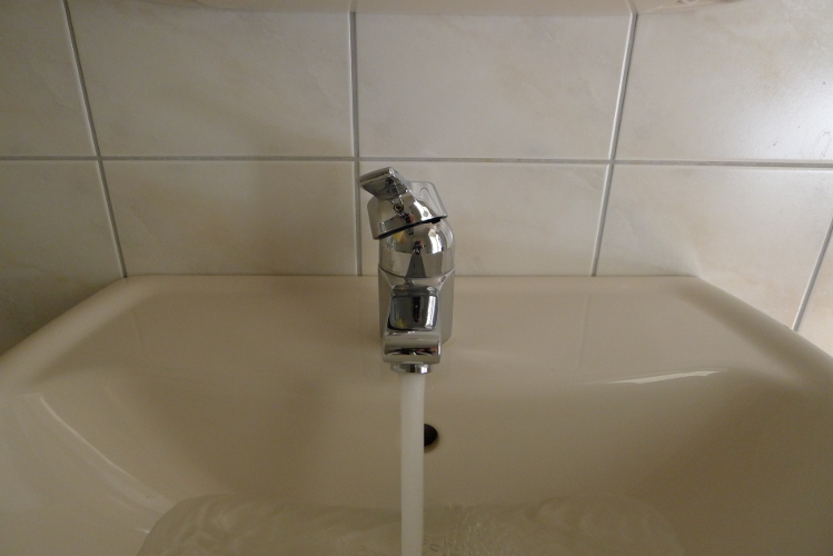 openproducts_-_mixer_tap_redesign_water_on.jpg