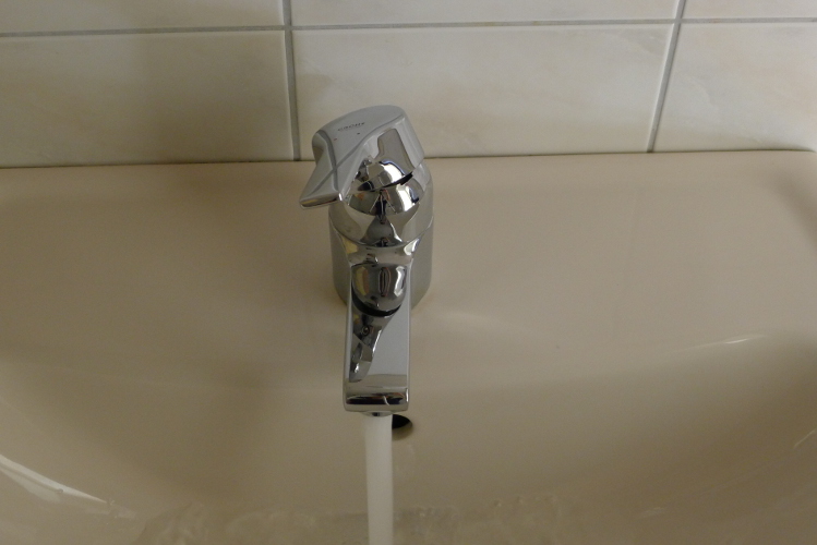 openproducts_-_mixer_tap_redesign_water_running.jpg