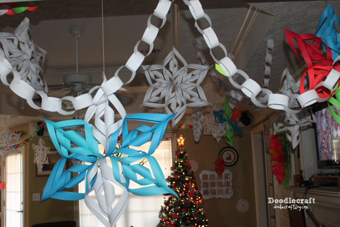 paper chains and decorating for Christmas with paper craft 3d snowflakes how to cut and hang (4).JPG