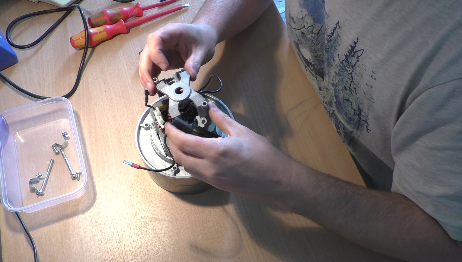 repairing_a_numatic_henry_motor_00016.jpg