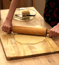 rolling-pie-crust_small.jpg