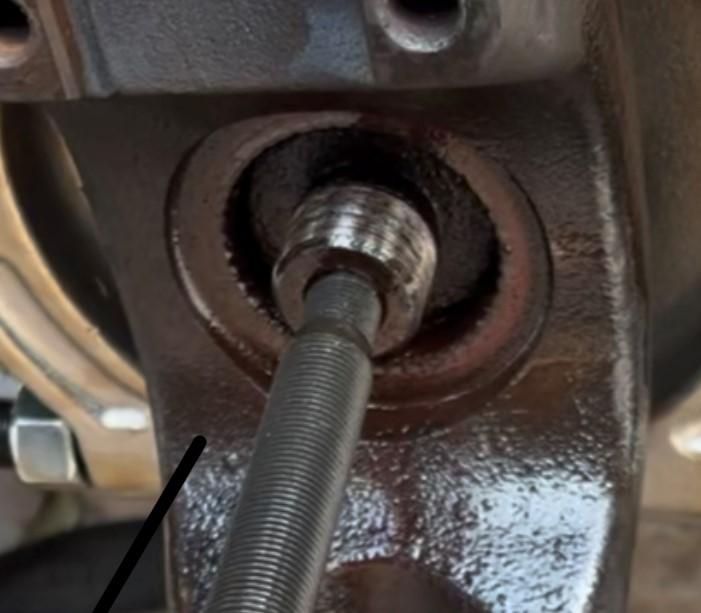 screw main bolt into the center of the driveline.jpg