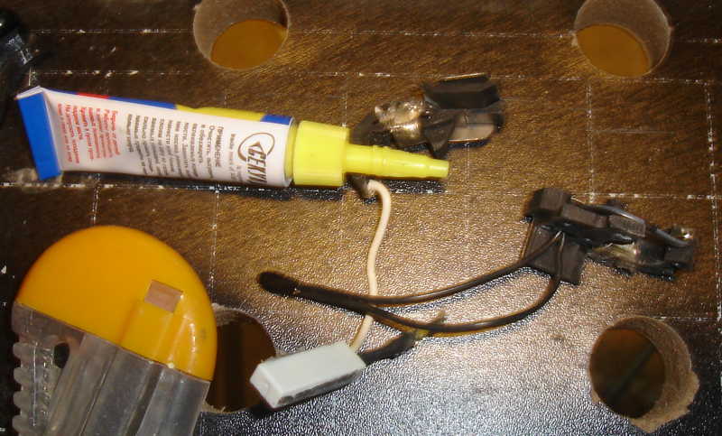 screwdriver_5_bad_battery_connector_glued.jpg