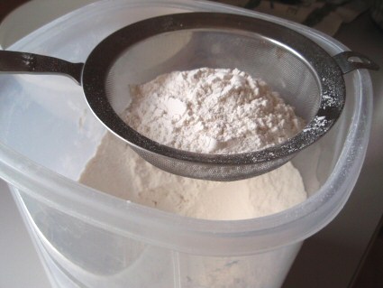 siftingflour425a.jpg