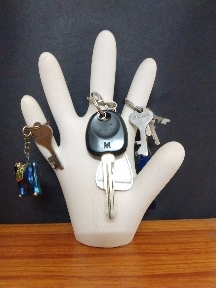 simple_pop_hand_keyholder_11_x3.jpg