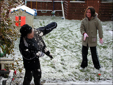 snow_ball_fight_470_470x352.jpg