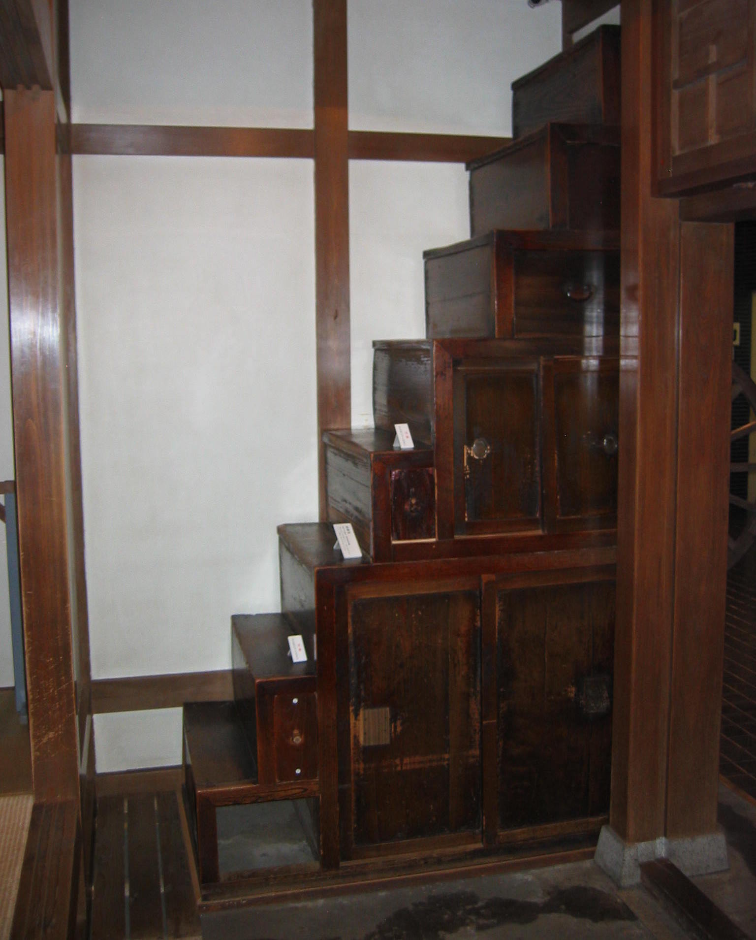 staircabinet.JPG