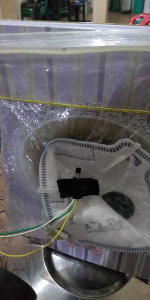 temperature_sensor_fixed_at_ziploc_bag.jpg