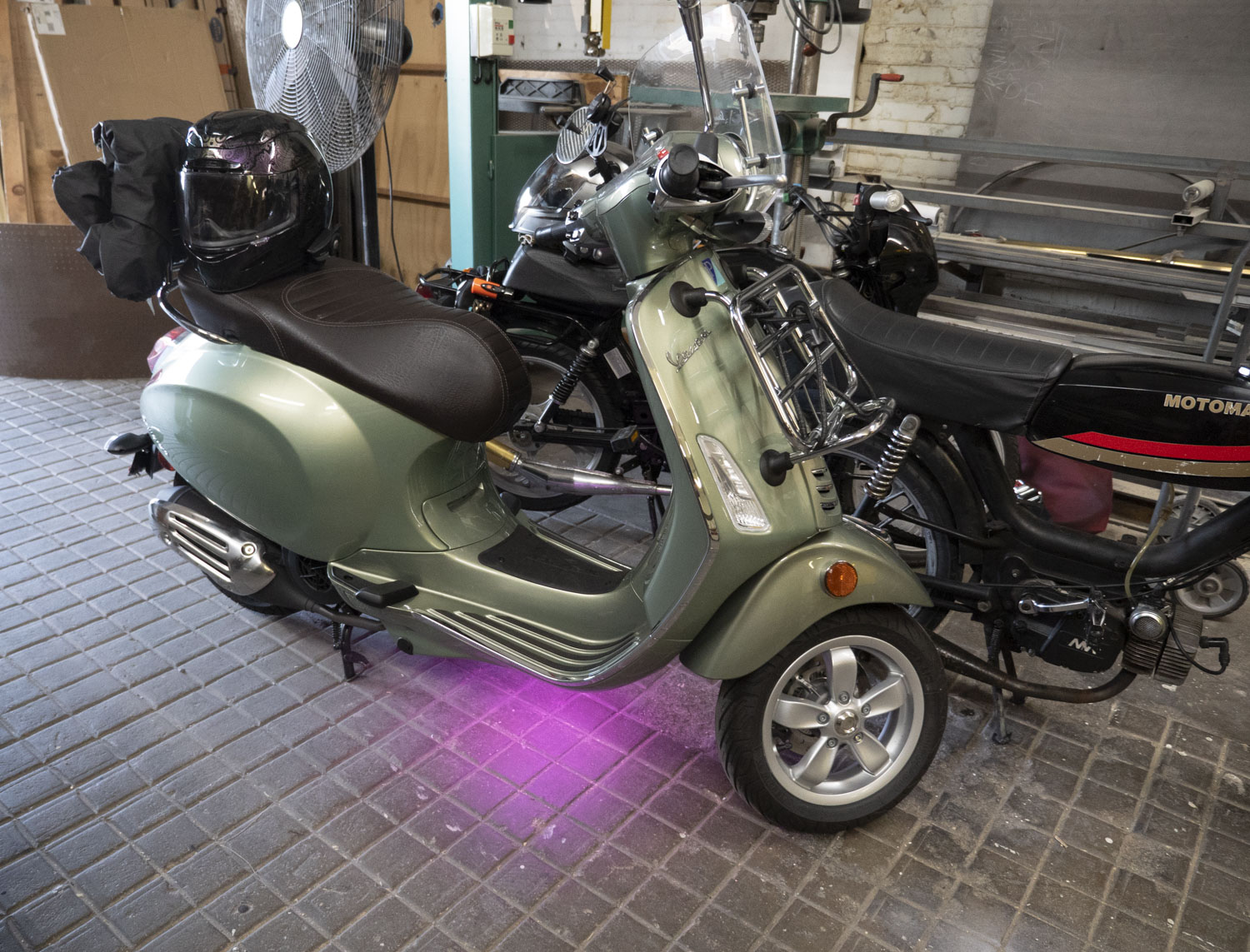 vespa-ground-effect-lighting-optimized05.jpg