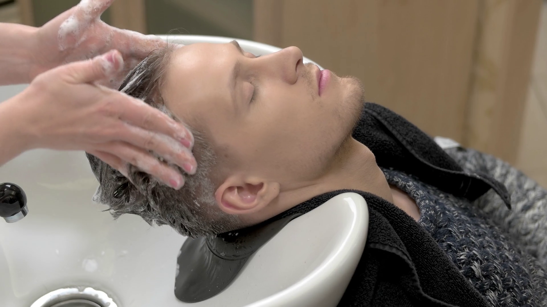 videoblocks-hands-of-barber-washing-head-male-hair-covered-in-shampoo-best-shampoo-for-men_bdguq9knqb_thumbnail-1080_01.png