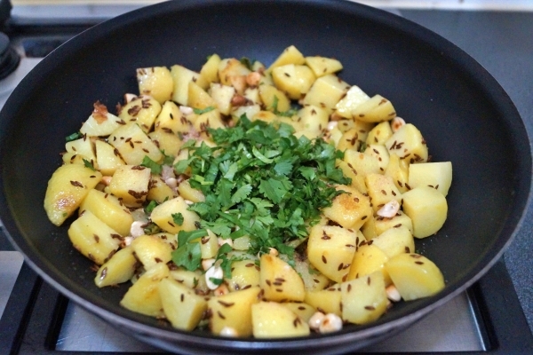 vrat ke aloo recipe - salt &amp; coriander leaves.JPG