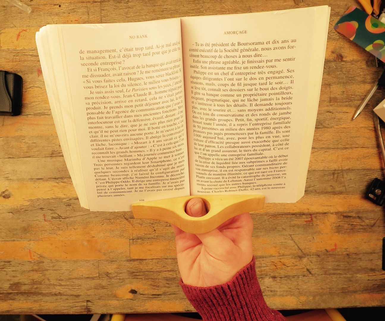 Reading by one hand