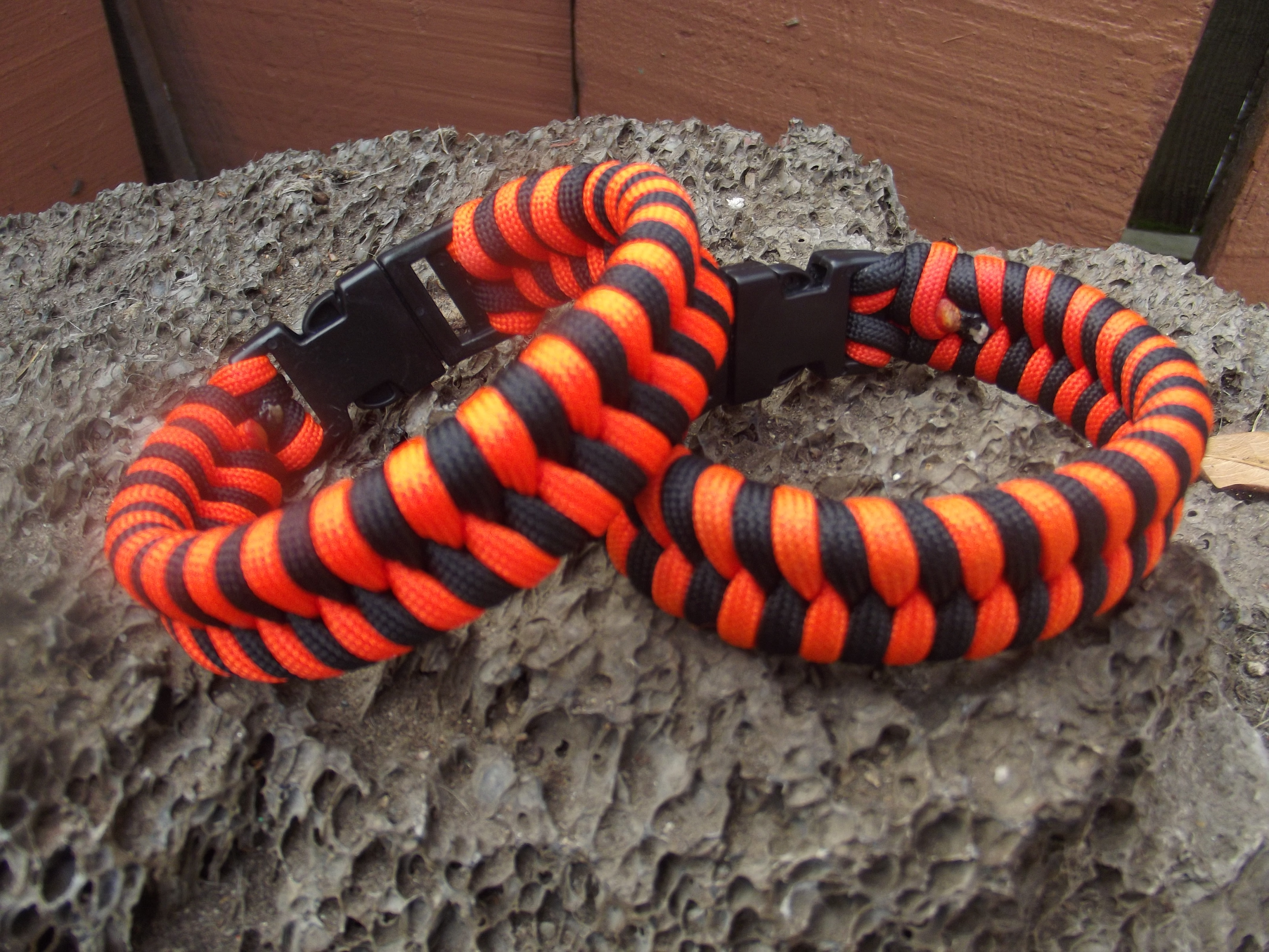 TWO COLOR PARACORD FISHTAIL BRACELET