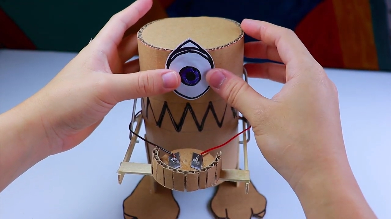 How to Make a Robot(Monster) that Eats Coins from Cardboard _ Diy Robot Bank.mp4_snapshot_07.03_[2020.03.28_11.12.14].jpg